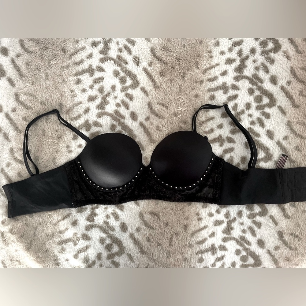 SEXY Victoria’s Secret velvet studded bra